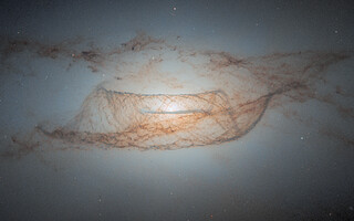 Lenticular dust in detail | ESA/Hubble